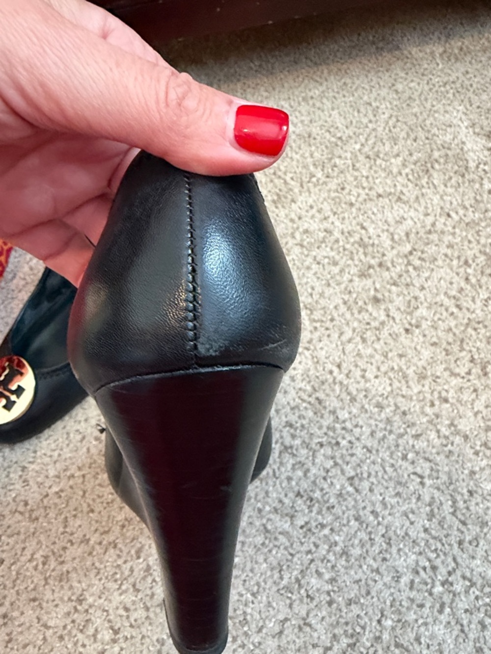 Tory Burch “Sophie” Wedge Heels in Black leather with gold hardware, 8 - Picture 10 of 14
